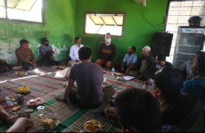 Ketemu Warga di Wringinanom, Qosim-Alif Bicarakan Pentingnya Penghijauan dan Pengelolaan Sampah