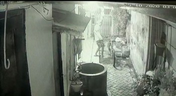 Tembus Pagar, Kawanan Maling Sikat Sepeda Petugas Damkar Surabaya