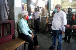 Tim Swab Hunter Surabaya Gerilya Cari Pelanggar Prokes