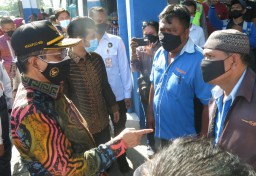 Mahfud MD Bagikan Masker di Terminal Purabaya, Hingga Saat Ini Vaksin Covid-19 Belum Ditemukan
