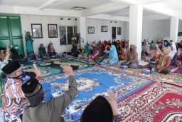Muslimat dan Fatayat Balongbendo Bulat Dukung Paslon Nomor 3 Kelana Aprilianto  - Dwi Astutik