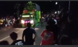 Truk Bermuatan Sundul Langit Terobos Kerumunan Balap Liar, Didatangi Malaikat Maut