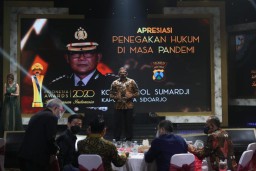 Kapolresta Sidoarjo Kombes Sumardji Terima Penghargaan Penegakan Hukum