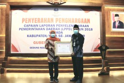 Bupati Sambari Halim Radianto Terima Penghargaan LPPD Terbaik dari Mendagri