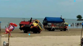 Dua Truk Balapan di Pantai Cemara Tuban Viral, Satu Truk Terguling, Polisi Turun Tangan Selidiki