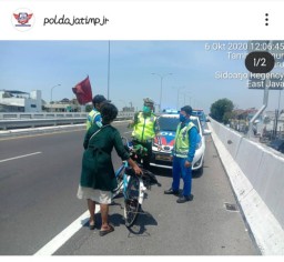 Emak-emak Santuy Bersepeda di Tol Waru Sidoarjo