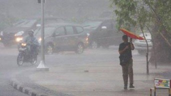 Tiga Hari Ke Depan Intensitas Hujan Tinggi di Surabaya, Bisa Siang Sampai Malam