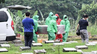 Viral Video Pembakaran APD dan Pelemparan Petugas Pemakaman Covid-19 di Probolinggo