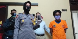 Rekam Penjaga Warkop Sedang Pipis, Lha Kok Flash Kamera Nyala
