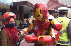 Heboh Iron Man Terbang ke Mojokerto dan Tilang Pelanggar Lalu Lintas