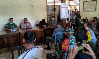 Buka Pintu Rumah, Pergoki Istrinya Bugil Ditindih Kepala Dusun
