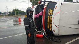 Hilang Kendali, Bus dengan 11 Penumpang di Tulungagung Terguling
