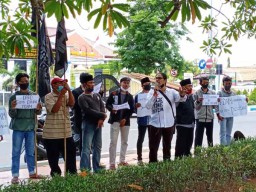 Protes PDAM Bangkalan, Puluhan  Warga Pocong Marah dan Berunjukrasa