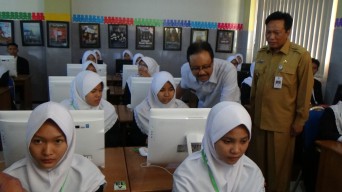 Selama Memimpin Gresik, Bupati Sambari Naikkan Insentif Guru 10 x lipat Jadi Rp 600 Ribu Perbulan