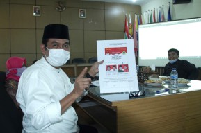 Pasangan Qosim-Alif Teken Surat Suara Bergambar Baju Putih dan Songkok Hitam