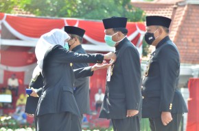 Bupati Gresik Sambari Halim Radianto Terima Tanda Kehormatan Satya Lencana Emas dari Gubernur Jawa Timur