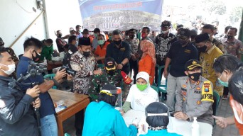 Ringankan Beban Warga, PWI Lamongan Bagikan Sembako dan  Gelar Pengobatan Gratis
