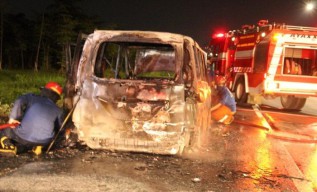 Abaikan Bau Menyengat, Nissan Serena Dimakan Api hingga Tinggal Kerangka