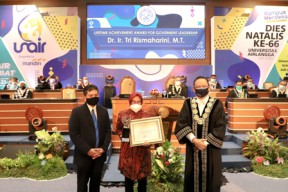Risma Terima Lifetime Achievement Award, Rektor Unair Mohammad Nasih : Pengabdian Beliau Belasan Tahun untuk Kota Surabaya