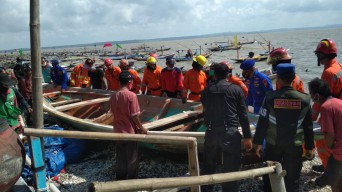 Polda Terjunkan Personil Bantu Korban Angin Kencang di Kampung Nelayan