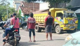 Hentikan Laju Sepeda Mendadak, Lansia di Blitar Wassalam Disundul Truk Roda Enam