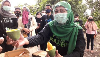 Gubernur Khofifah Praktekkan Cara Kupas Mangga Alpukat