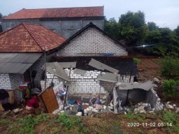 Makam Desa Brengkok Lamongan Longsor Timpa Rumah,  Satu Orang Tewas  