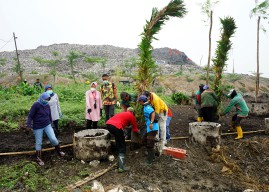 Tri Rismaharini Bangun Green Belt di Sekitar TPA Benowo