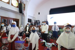 Bantu Pelajar Surabaya, 37 Perusahaan Dapat Penghargaan dari Risma