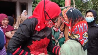 Viral Video Cabup Jember dr  Faida Turun dari Mobil Tolong Korban Kecelakaan