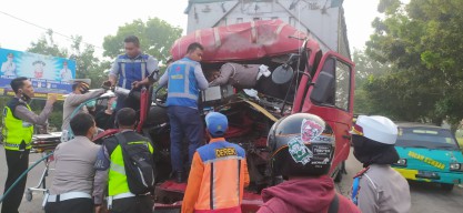 Kejepit di Kabin Gara-gara Tabrak Gandengan, Sopir Lamongan Ini Masih Hidup