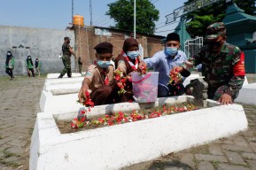 Sambut Hari Pahlawan, TNI dan Pelajar Bersih-bersih Makam Pejuang
