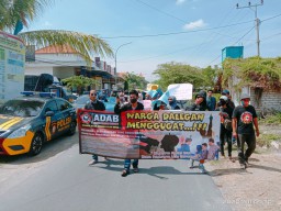 Dinilai Tak Transparan Kelola Dana Desa, Warga Dalegan Gresik Luruk Balai Desa
