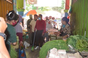 Cak Hud Tegur Pengelola dan Pedagang Pasar Larangan Karena Kurang Menjaga Kebersihan