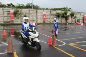 MPM Latih Safety Riding Ribuan Orang Di MPM Safety Riding Course