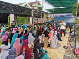Tanpa Dikomando, Antusias Warga Berjejer di Depan Rumah Sambut Kedatangan Pak Qosim