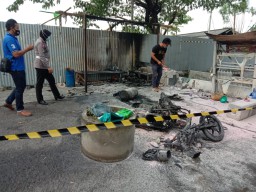 Duaarrrr! Kios Tambal Ban di Wahidin Sudirohusodo Gresik Terbakar, Pemilik Bengkel dan Satu Motor Kebakar