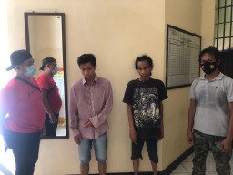 Pengedar Sabu Asal Ujungpangkah dan Dukun Gresik Dibekuk Polisi, Rumahnya Juga Digeledah
