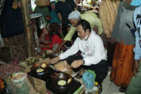 Datangi Pasar Tambak,Mulai Pedagang dan Pengunjung Semua Hafal Pak Qosim