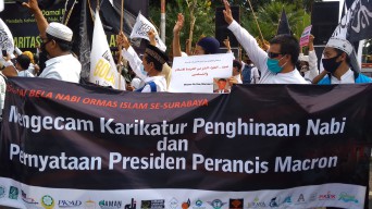 Serukan Boikot Produk Perancis, Ratusan Demonstran Geruduk Grahadi Surabaya