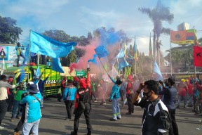 Buruh Unjukrasa Ratusan Pengendara Terjebak Kemacetan, Warga yang Hendak Berobat ke RSUD Ibnu Sina Terganggu