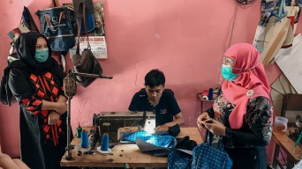 Pengrajin Sandal dan Sepatu Wedoro Minta Perhatian Kelana Apriliato - Dwi Astutik