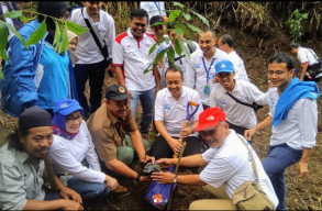 Tanam 6.000 Pohon di Pasuruan, Otsuka Ajak Masyarakat Cinta Lingkungan