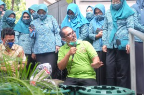 Anggota PKK Sidoarjo Dilatih Budidaya Ikan Dalam Ember Serta Menanam Sayur Hidroponik