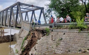 Tembok Penahan Jembatan Glendeng Penghubung Bojonegoro-Tuban Ambrol