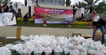 Dinilai Arogan dan Kinerja Buruk, Warga Blitar Gelar Demo hingga Tumpengan Agar Kapolres Blitar Dipindah