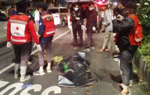 Naik Motor Main HP Nyungsep ke Aspal Sekalian Dikubur