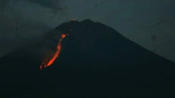 Semeru Luncurkan Lava Pijar, Warga Diharapkan Waspada