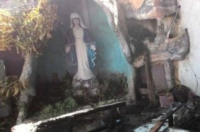 AJAIB.....Patung Bunda Maria Ini Nyaris Tak Tersentuh Api Meski Rumah Terbakar
