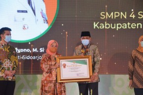 Pj Bupati Sidoarjo Terima Penghargaan Top 30 Kovablik dari Gubernur Jawa Timur